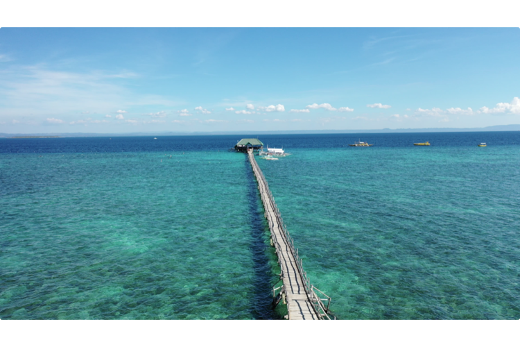 ナルスアン島の長い桟橋